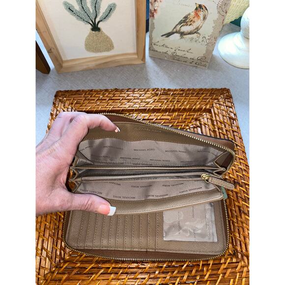 Michael Kors GUC Larhe Brown Wallet Gold Hardware Zip Closure - Picture 6 of 6